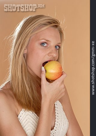 
                Junge Frau, Essen, Apfel                   
