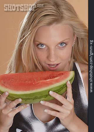 
                Junge Frau, Essen, Wassermelone                   