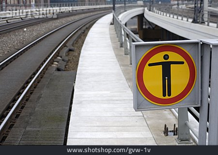 
                Warnschild, Bahnsteig, Durchgang Verboten                   