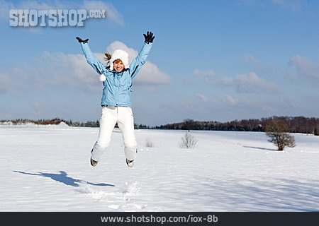 
                Junge Frau, Frau, Spaß & Vergnügen, Winter, Sprung, Schneelandschaft                   