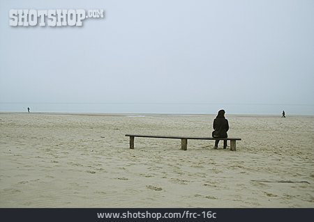 
                Isolation & Einsamkeit, Frau, Strand                   