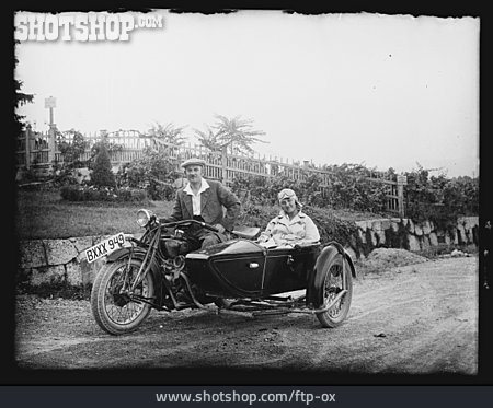 
                Motorrad, Historisches Fahrzeug, Beiwagenmaschine, Historisches Foto                   