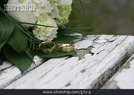 
                Hochzeit, Brautstrauß, Ehering                   