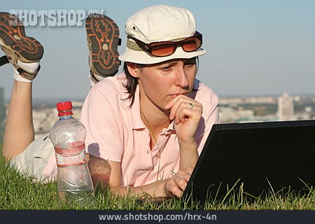 
                Frau, Mobile Kommunikation, Wiese, Laptop                   