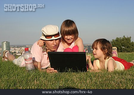 
                Mobile Kommunikation, Wiese, Laptop, Familie                   