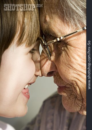 
                Oma, Zuneigung, Generationen, Enkelkind                   