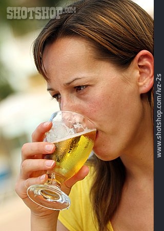 
                Frau, Trinken, Bier                   