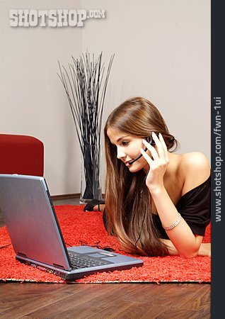 
                Junge Frau, Frau, Mobile Kommunikation, Laptop                   