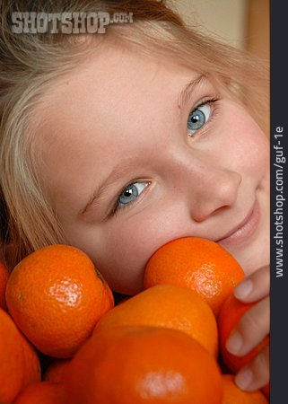 
                Mädchen, Gesunde Ernährung, Mandarine, Vitamin C                   