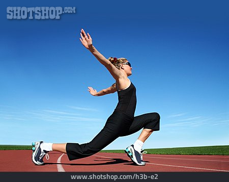 
                Sportlerin, Stretching, Aufwärmtraining, Dehnungsübung                   