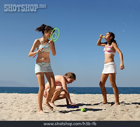 
                Teenager, Seifenblase, Strandurlaub                   
