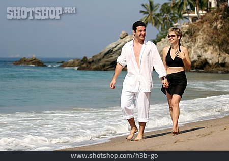 
                Paar, Strandspaziergang, Strandurlaub                   