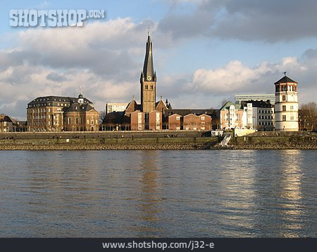 
                Düsseldorf, Rheinpromenade, St. Lambertus                   