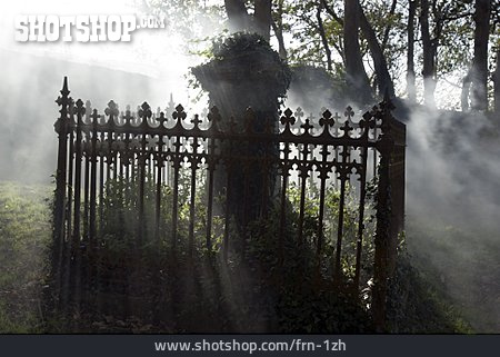 
                Friedhof, Nebelschwaden, Grabstätte                   