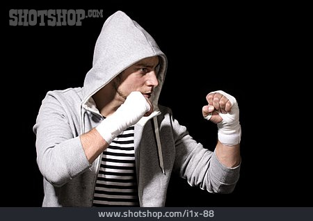 
                Junger Mann, Kickboxen, Kämpferisch, Kapuzenjacke                   