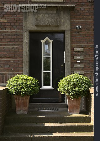 
                Eingang, Haustür, Blumenkübel                   