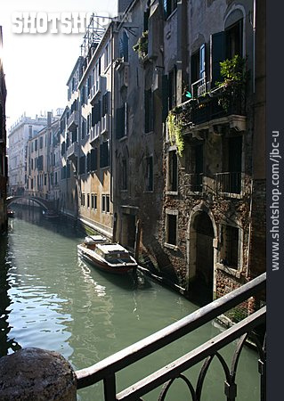 
                Fassade, Kanal, Venedig                   