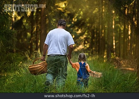 
                Vater, Tochter, Waldspaziergang                   