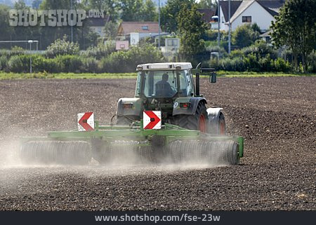
                Landwirtschaft, Landmaschine, Bodenbearbeitung                   