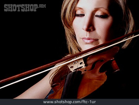 
                Musizieren, Violinistin, Geigen                   