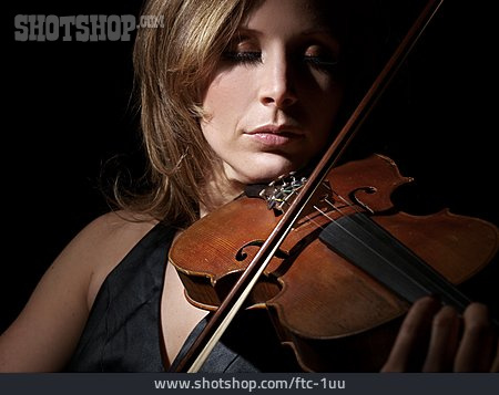 
                Musizieren, Violinistin, Geigen                   