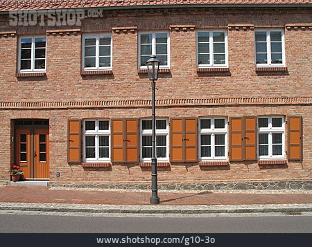 
                Wohnhaus, Kleinstadt, Backsteinhaus                   