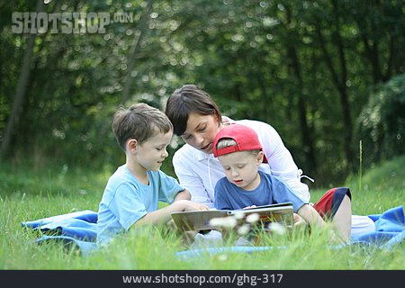 
                Mutter, 2 Kinder, Vorlesen, Kinderbetreuung                   