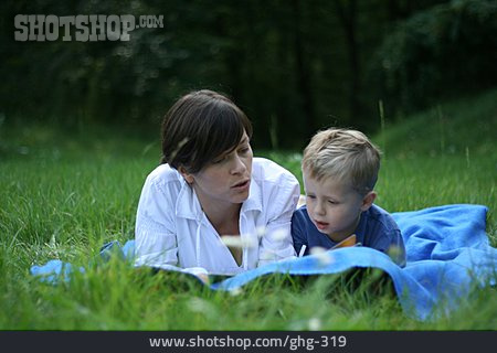 
                Mutter, Sohn, Vorlesen                   