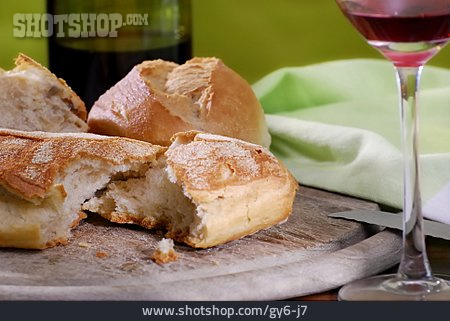 
                Rotwein, Ciabatta, Weißbrot                   