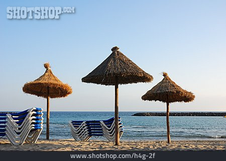 
                Strand, Sonnenschirm, Liegestuhl, Strandurlaub                   