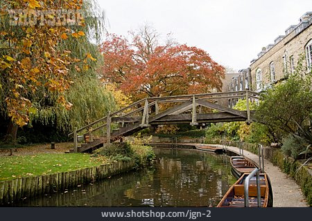 
                Kanal, Holzbrücke, Cambridge                   