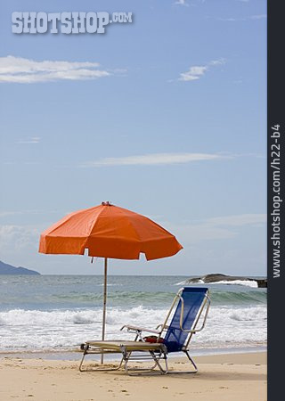 
                Meer, Sonnenschirm, Liegestuhl, Strandurlaub                   