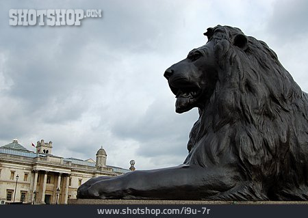 
                London, Trafalgar Square, Löwenskulptur                   