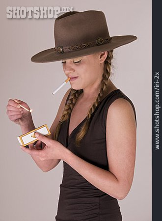 
                Rauchen, Anzünden, Cowgirl, Raucherin                   