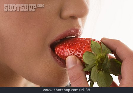 
                Frau, Sinnlich, Abbeißen, Erdbeere                   