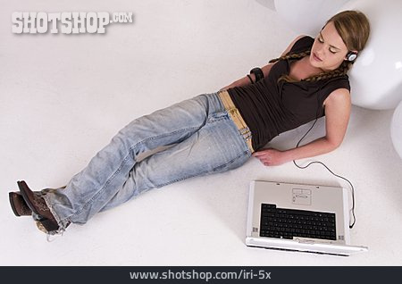 
                Junge Frau, Frau, Laptop, Hören, Entspannen                   