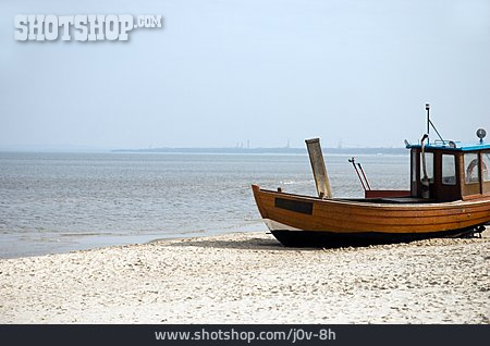 
                Strand, Holzboot                   