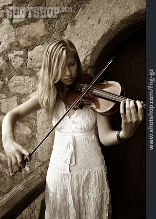 
                Geige, Musizieren, Violinistin                   