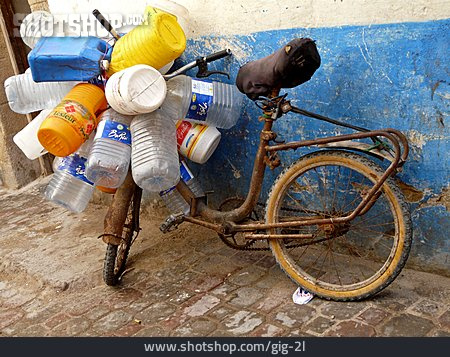 
                Fahrrad, Trinkwasserversorgung, Plastikflaschen                   