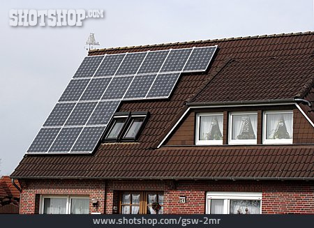 
                Hausdach, Photovoltaik, Solaranlage                   