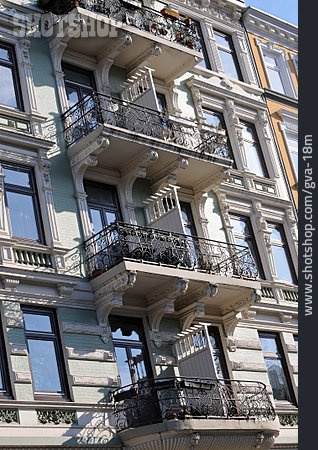 
                Balkon, Altbau, Stuckfassade                   