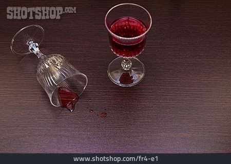 
                Rotwein, Rotweinglas, Verschütten                   