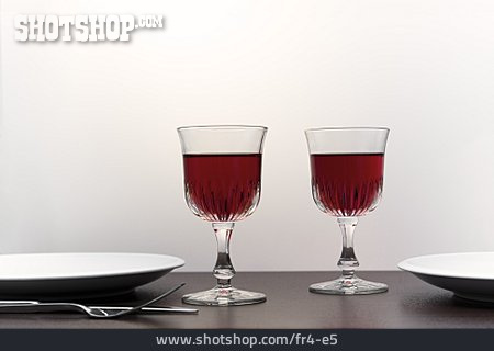 
                Rotwein, Rotweinglas, Tischgedeck                   