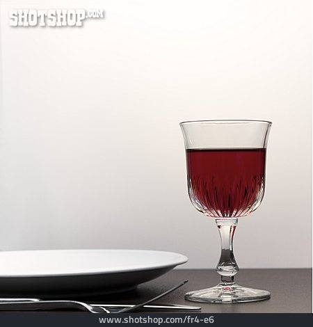 
                Rotwein, Rotweinglas, Tischgedeck                   