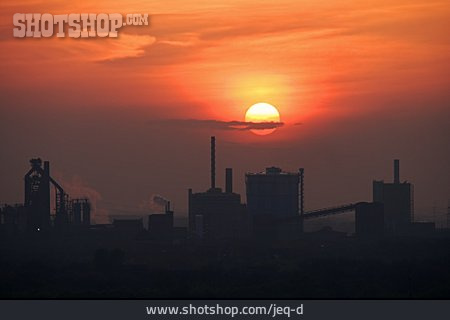 
                Sonnenuntergang, Industrieanlage                   