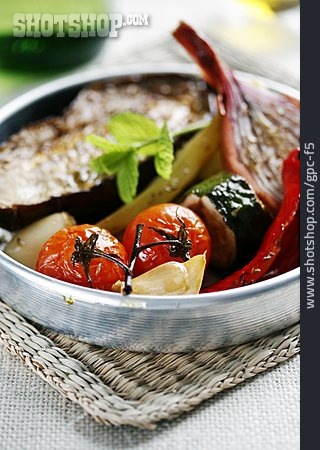
                Mediterrane Küche, Gegrilltes Gemüse, Gemüsegericht                   