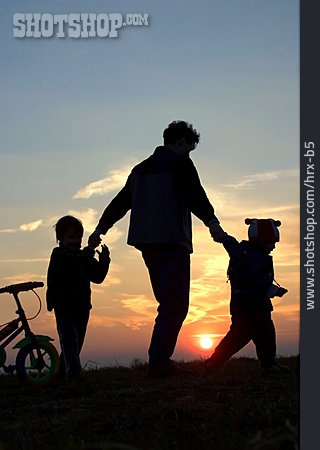 
                Kind, Eltern, Pflege & Fürsorge, Spaziergang                   