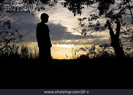 
                Isolation & Einsamkeit, Junge, Sonnenuntergang, Silhouette                   