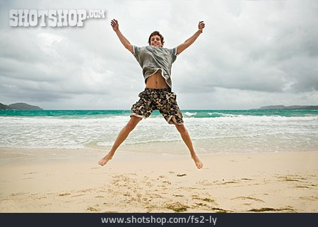 
                Junger Mann, Mann, Springen, Strandurlaub                   