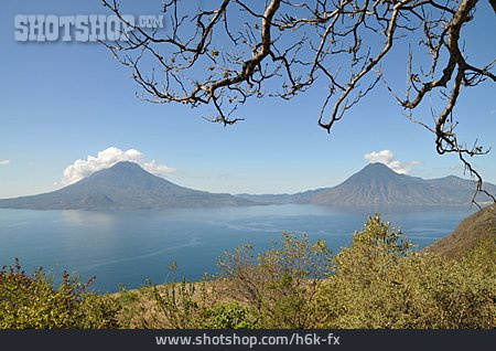 
                Guatemala, Atitlan See, San Jorge La Laguna                   